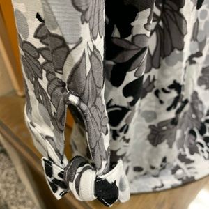 Women's three-quarter sleeve scoop neck top